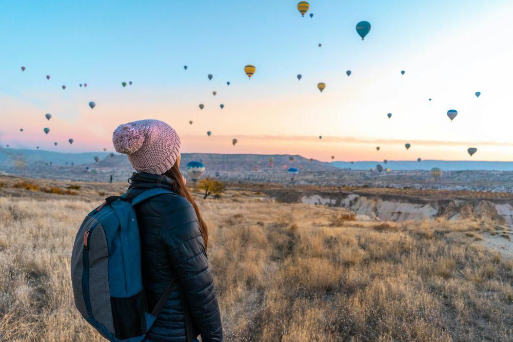 6 Tips Traveling Ala Backpacker Pakai Koper, Simpel dan Fleksibel!