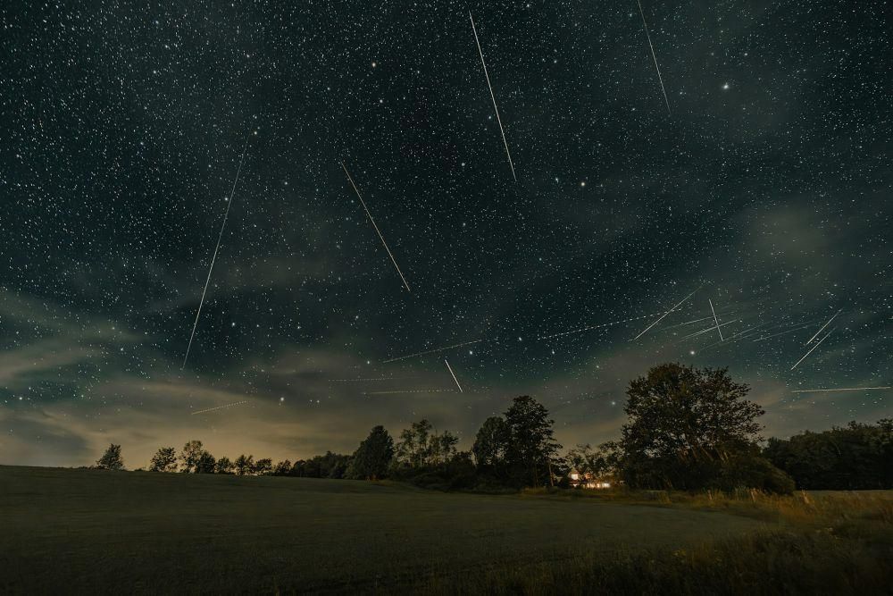ilustrasi fenomena alam hujan meteor (unsplash.com/Clay Banks)