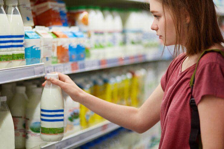 Ilustrasi memilih susu cair kemasan di supermarket (freepik.com/user18526052)