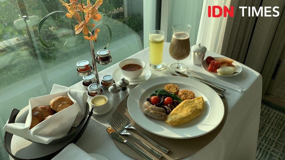 Potret menu sarapan in room dining di Paiza Bay Suite, Marina Bay Sands, Singapura (IDN Times/Fasrinisyah Suryaningtyas)
