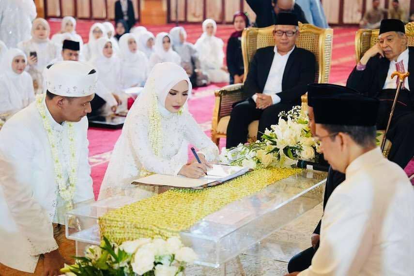 Potret akad nikah Royhan dan Zahwa, putra Mahfud MD dan putri TGB M. Zainul Majdi di Masjid Hubbul Wathan Islamic Center NTB, Minggu (17/11/2024). (Instagram.com/mohmahfudmd)