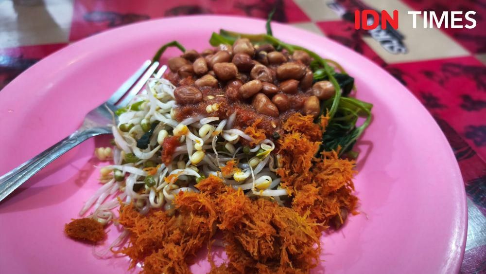 Potret pelecing urap khas Lombok (IDN Times/Dhiya Awlia Azzahra)