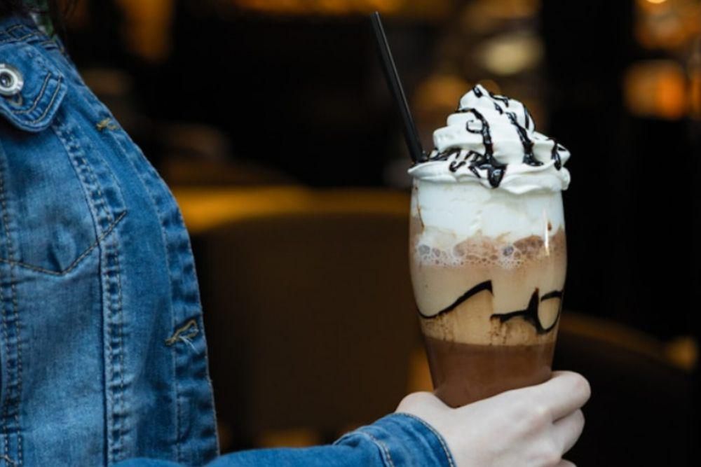 Ilustrasi chocolate frappucino (unsplash.com/Farhad Ibrahimzade)