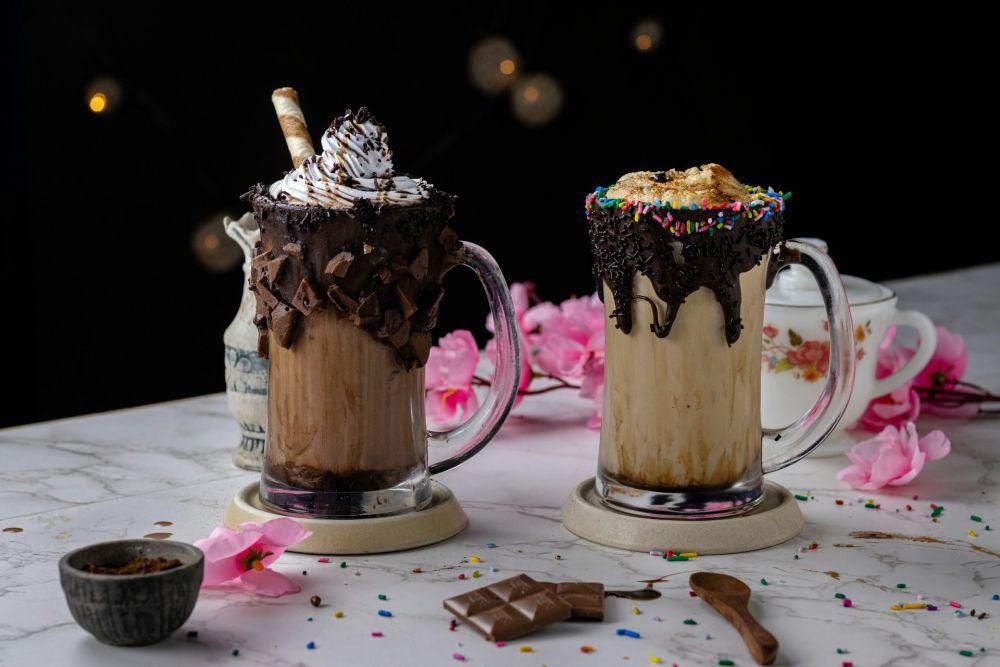 Ilustrasi milkshake dengan topping cokelat (unsplash.com/Reshu Drolia)