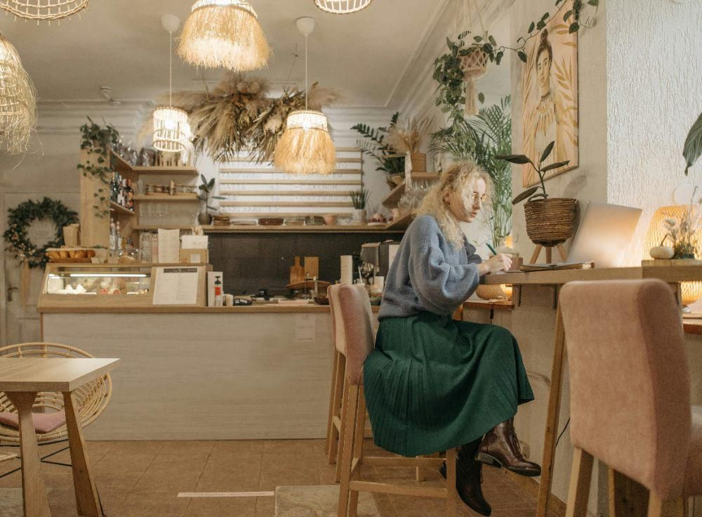 Ilustrasi wanita duduk tegak (pexels.com/Pavel Danilyuk)