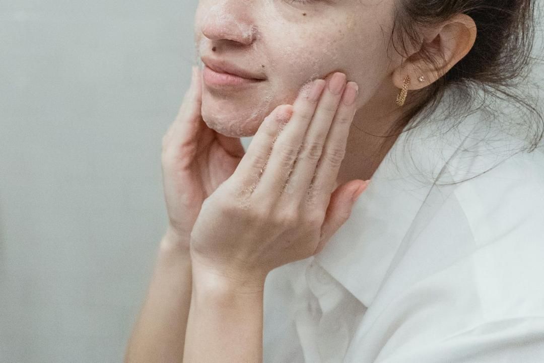7 Facial Wash untuk Kulit Berminyak dan Berjerawat, Ampuh Banget!