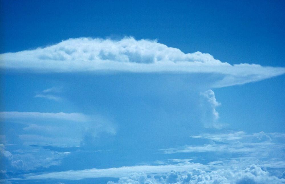 Bentuk awan cumulonimbus (commons.m.wikimedia.org/NOAA/AOML/Hurricane Research Division.)
