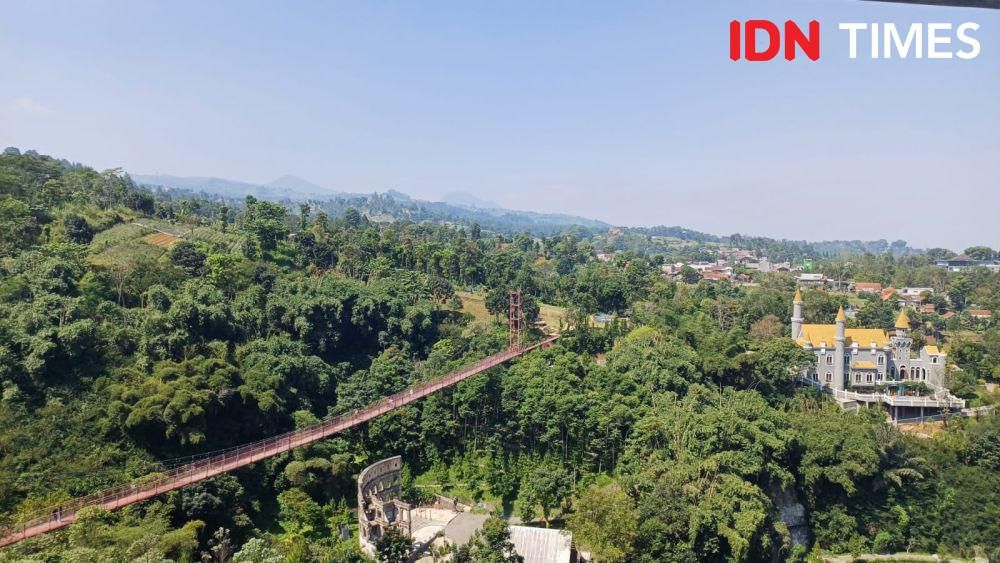 Pemandangan di Kawasan Punclut, Bandung (IDN Times/Dhiya Awlia Azzahra)