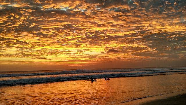Suasana matahari terbenam di Pantai Kuta