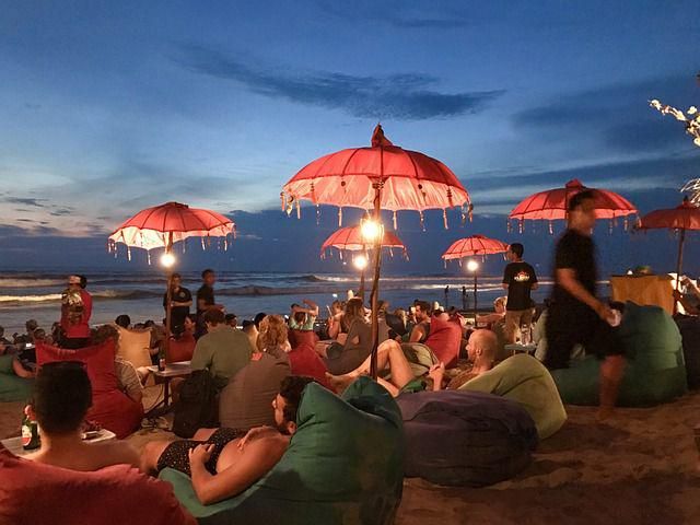 Suasana Pantai Seminyak saat terbenam matahari