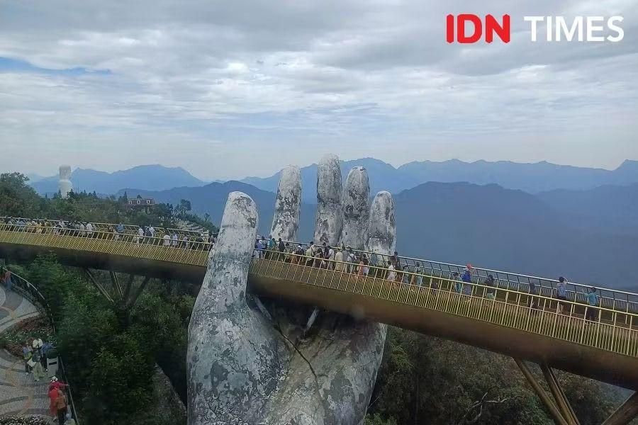 Golden Bridge di Ba Na Hilss, Da Nang, Vietnam (IDN Times/Dhiya Awlia Azzahra)