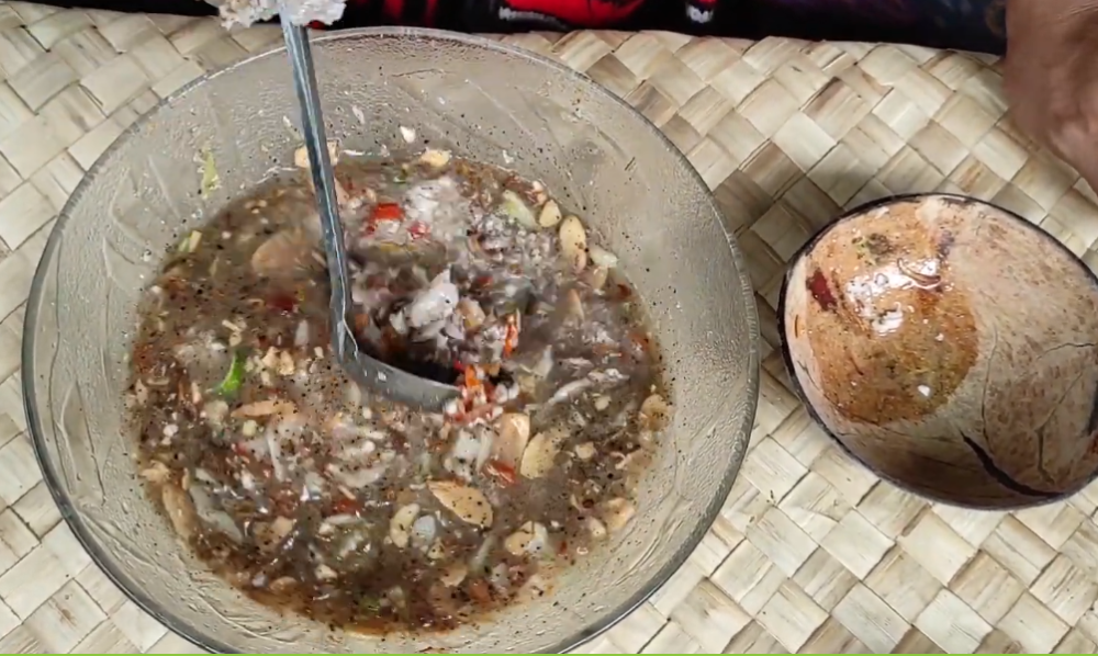 Kuah komoh yang ekstrem. (YouTube.com/Guntur I Wayan)