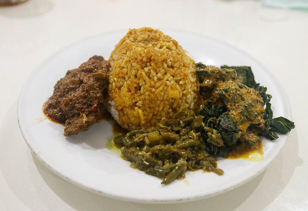 ilustrasi nasi padang yang disiram kuah gulai (commons.wikimedia.org/Pinerineks)