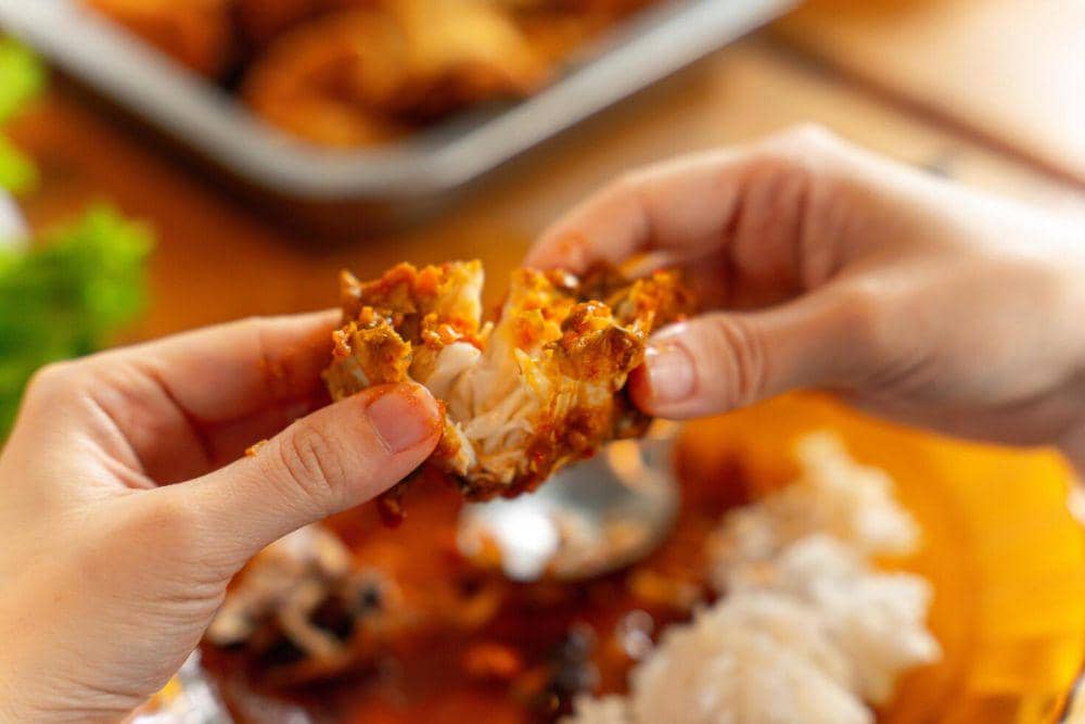 ilustrasi makan nasi Padang (vecteezy.com/sensasilapar9697)