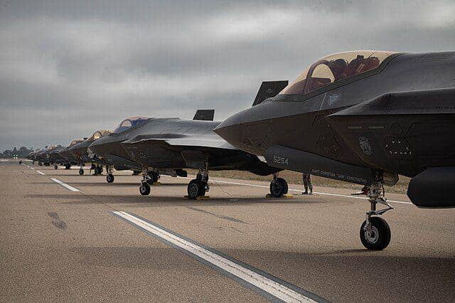 Photo: idntimes.com F-35s dari Squadron Fighter 34 berbaris di tarmac, Santa Maria Airport, di wilayah Pasifik Timur. (Commons Wikimedia/Micah