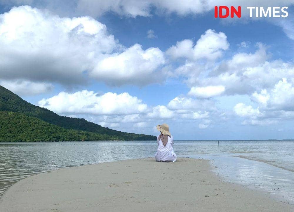 Potret pemandangan di Pantai Bobby, Karimunjawa, Jawa Tengah (IDN Times/Dhiya Awlia Azzahra)