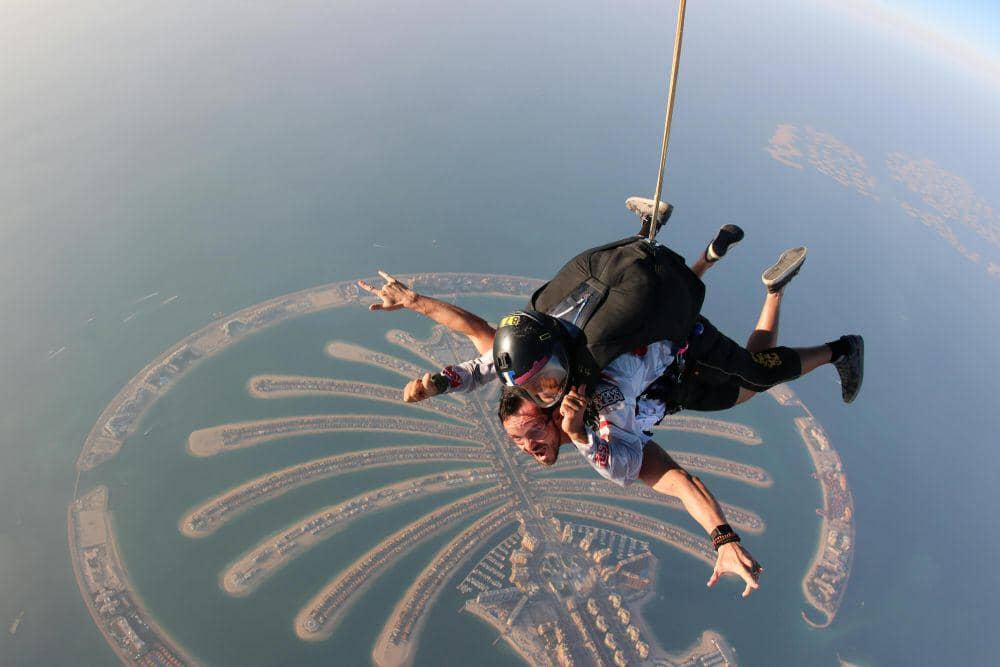 ilustrasi pria yang melakukan sky diving di atas Palm Jumeirah (Pexels.com/Melqui)