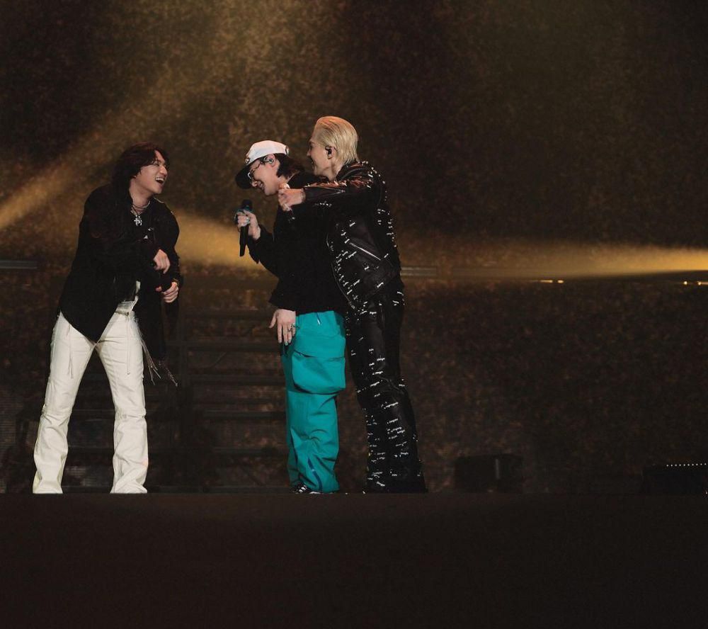 G-Dragon Membungkuk Berkali-kali: Terima Kasih Masih Bersama BIGBANG