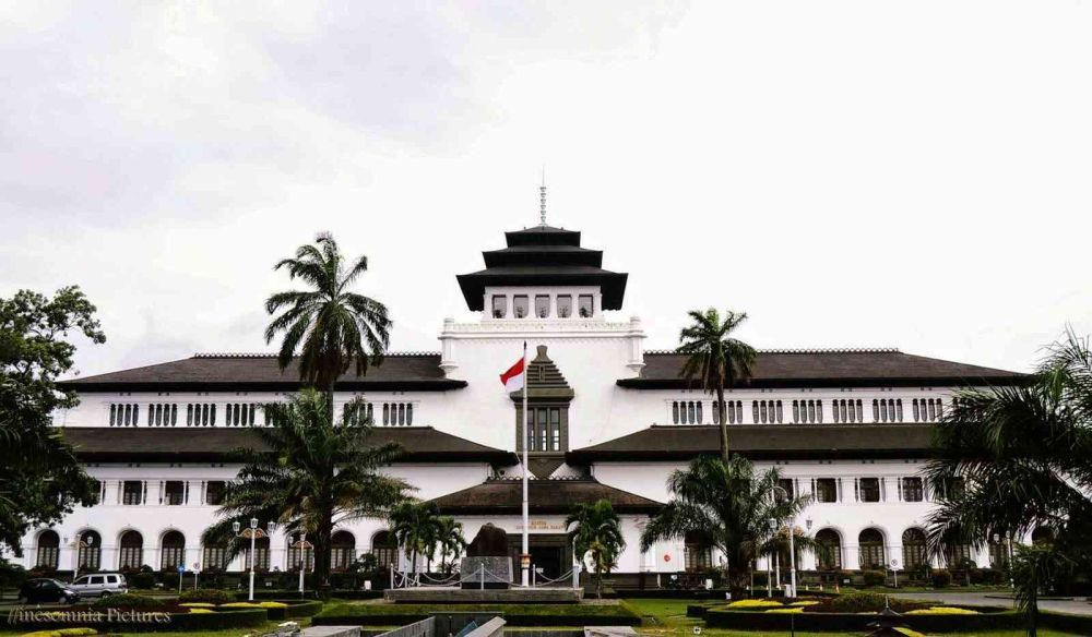 Gedung Sate. (https://kebudayaan.kemdikbud.go.id/bpnbjabar/wp-content/uploads/sites/16/2023/12/168420020727-gedung-sate.jpg)