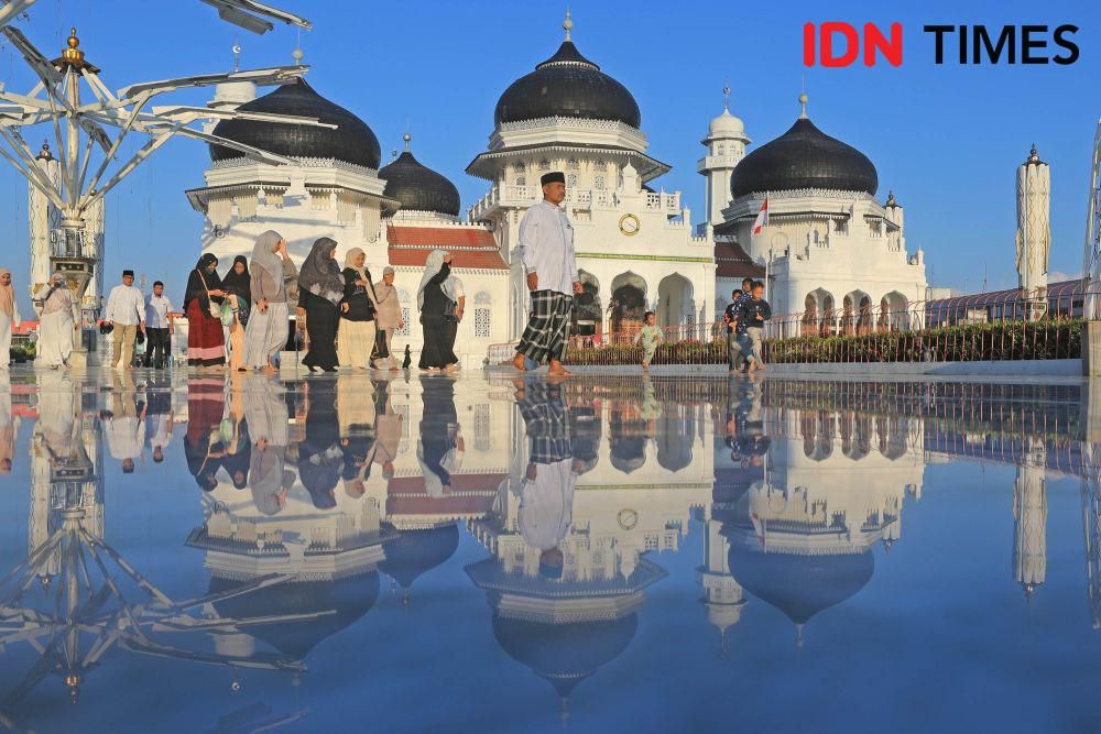 Ribuan Warga menghadiri peringatan 20 Tahun Bencana Tsunami Aceh yang digelar di Masjid Raya Baiturrahman Banda Aceh, Kamis (26/12/2024). (IDN Times/Arifin Al Alamudi)