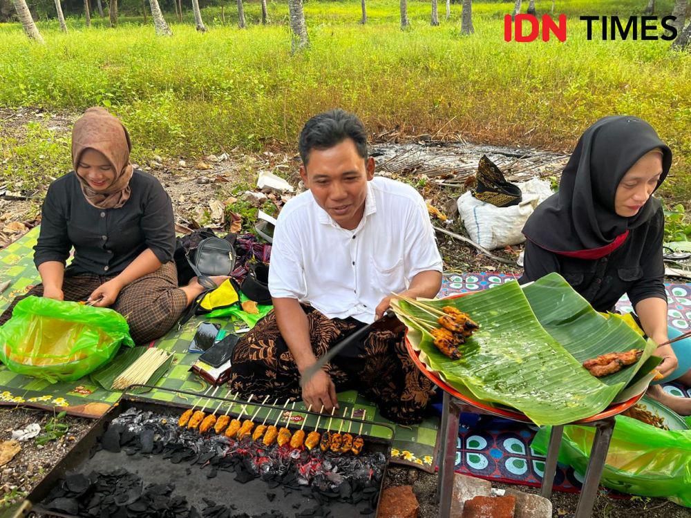Pembuatan Sate Tanjung khas Lombok. (IDN Times/Linggauni)