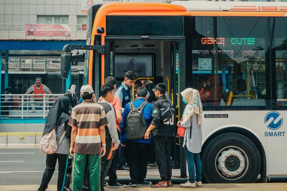 Ilutrasi penumpang naik Transjakarta Non BRT (unsplash.com/Rangga Cahya Nugraha)