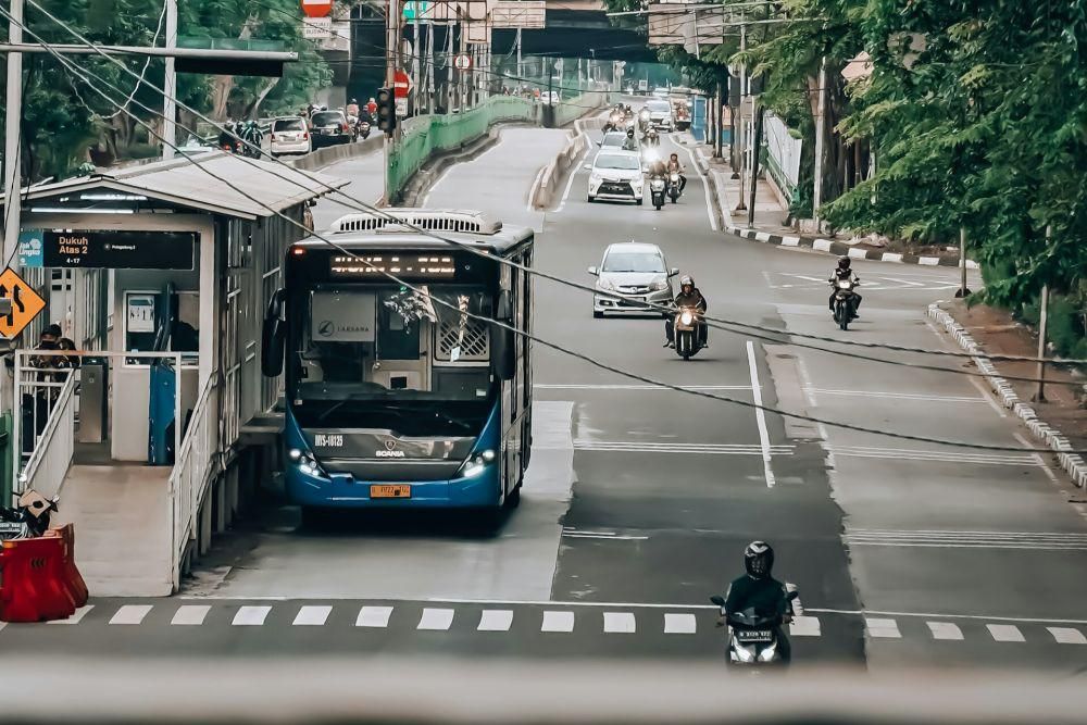 Ilustrasi halte Transjakarta (unsplash.com/Yulia Agnis)