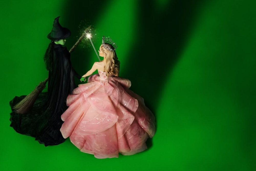 Glinda dan Elphaba di Latar Hijau 