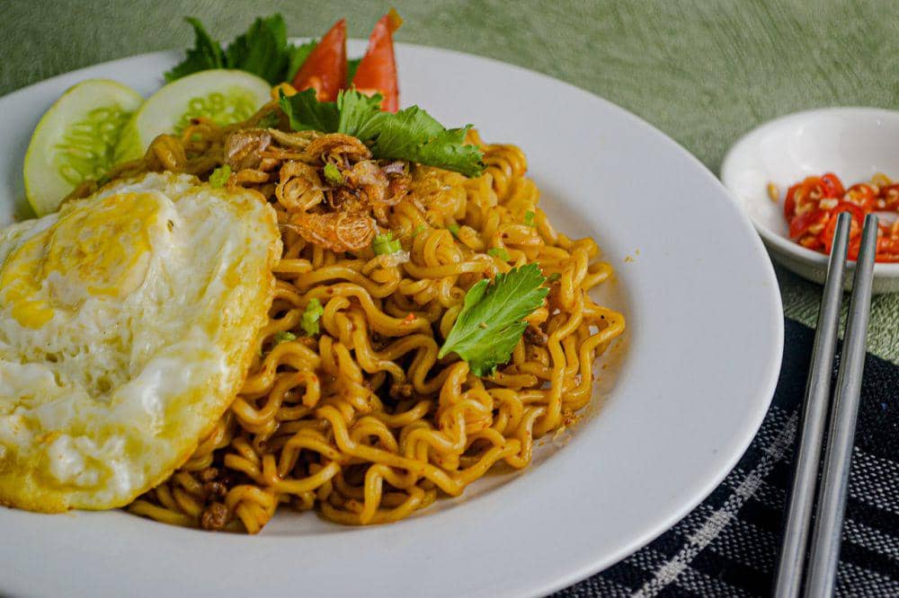ilustrasi mie goreng dan telur ceplok (pixabay.com/gianyasa)