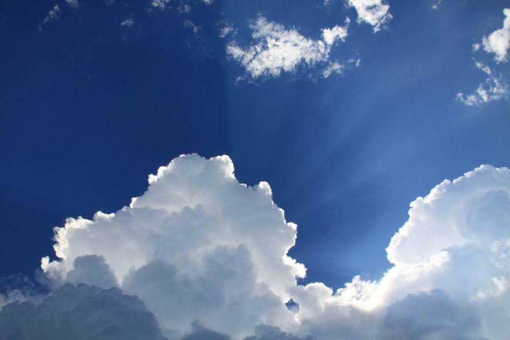 ilustrasi awan (unsplash.com/Sam Schooler)