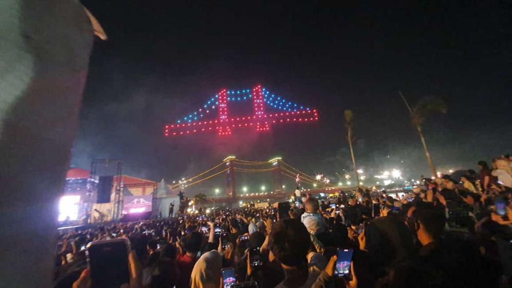 Formasi Jembatan Ampera dari pertunjukan drone show di Kawasan BKB Palembang (Dok. Reza untuk IDN Times)