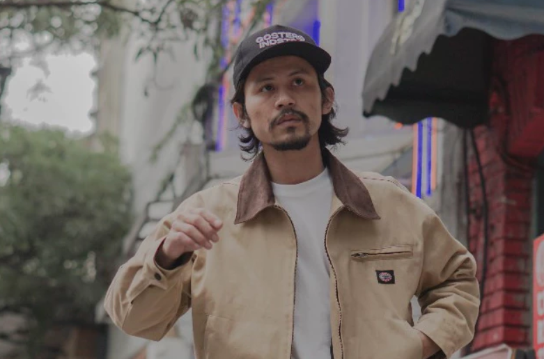 ilustrasi pria menggunakan work jacket dari Goster Industries (shopee.co.id/Goster Industries)