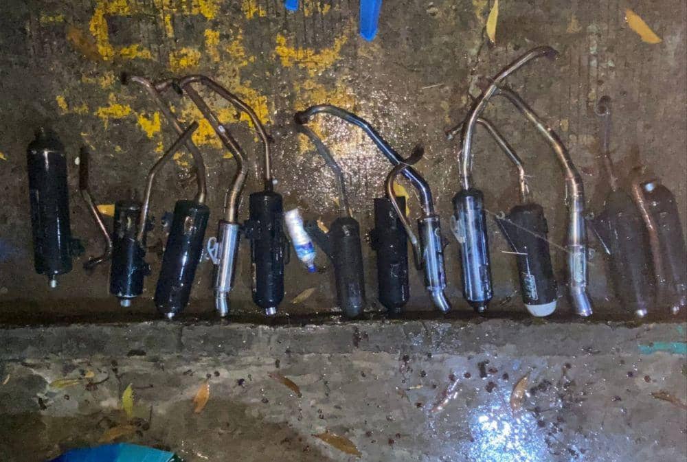Belasan knalpot brong hasil razia Polresta Balikpapan. (Dok. Polresta Balikpapan)