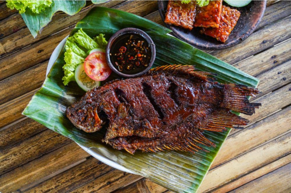 ilustrasi ikan bakar Jimbaran (vecteezy.com/ariaarmoko)