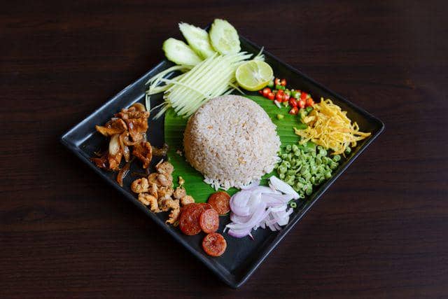 ilustrasi nasi ulam (vecteezy.com/bigy9950)