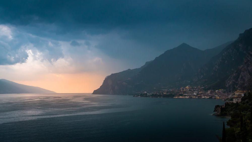 ilustrasi laut dan gunung (pexels.com/pexels.com)