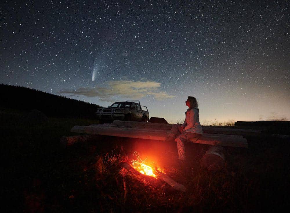 Ilustrasi wanita melihat langit malam (freepik.com/ArtPhoto_studio)