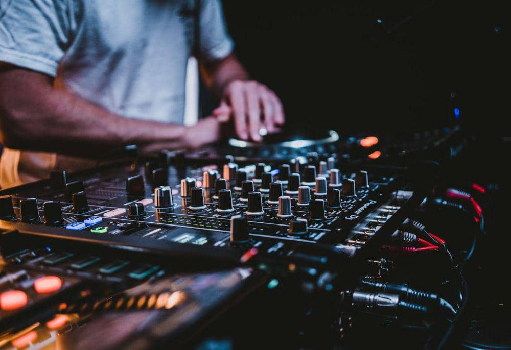 ilustrasi memainkan musik EDM (unsplash.com/Sam van Bussel)