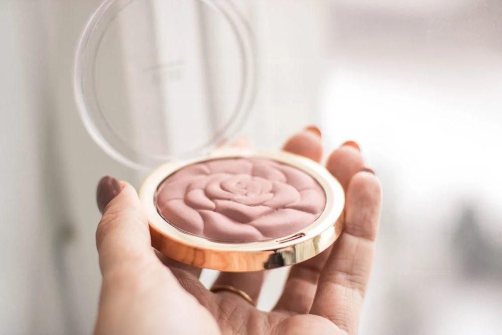 10 Bedak Padat yang Tahan Lama dan Glowing, Awet Seharian