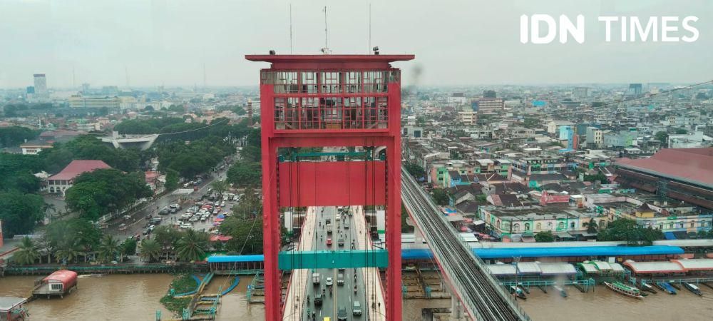 Tampilan Jembatan Ampera Palembang dari ketinggian menara (IDN Times/Feny Maulia Agustin)