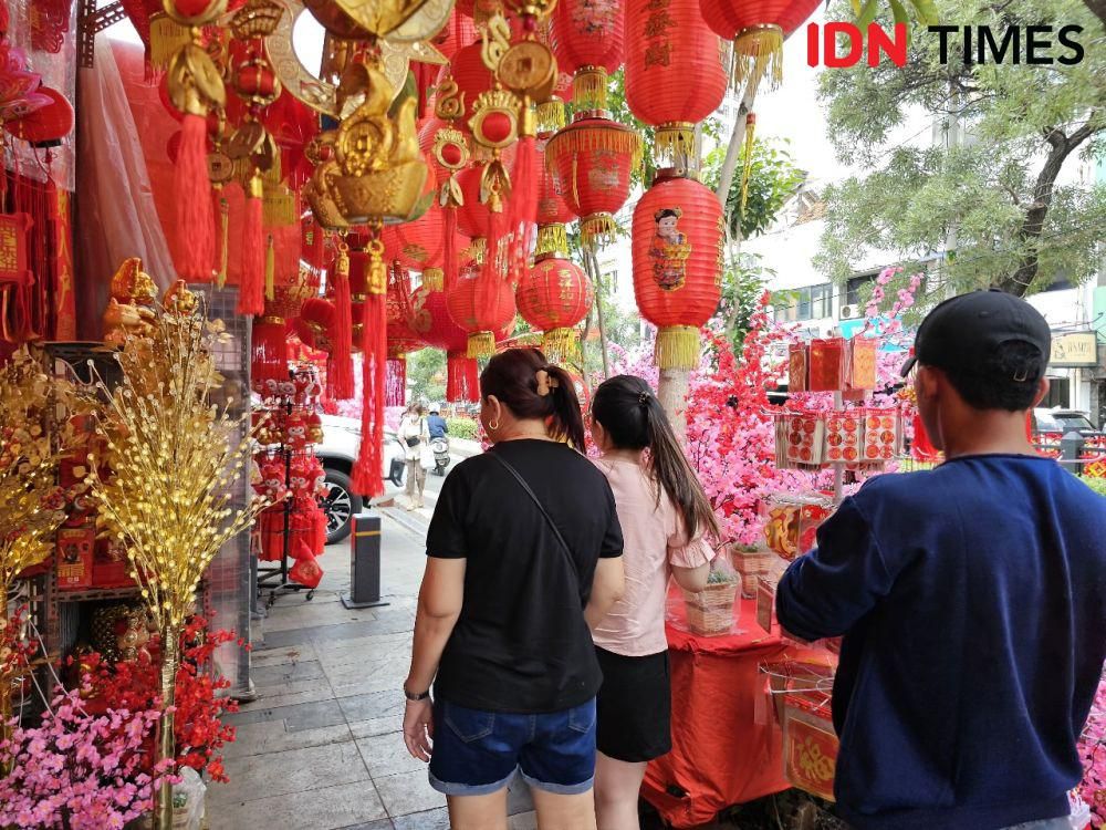 Pernak-pernik Imlek di Glodok Pancoran, Jakarta Barat, diburu warga untuk rayakan Imlek 2025. (IDN Times/Deti Mega Purnamasari)