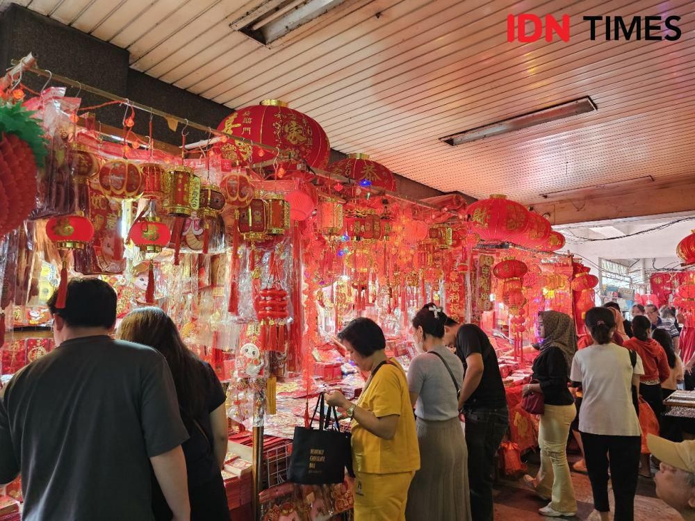 Pernak-pernik Imlek di Glodok Pancoran, Jakarta Barat, diburu warga untuk rayakan Imlek 2025. (IDN Times/Deti Mega Purnamasari)