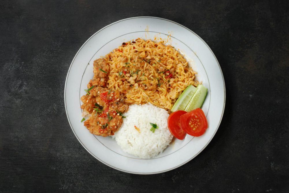 Ilustrasi hidangan nasi mie goreng. Pexels/Rakhmat Suwamdi