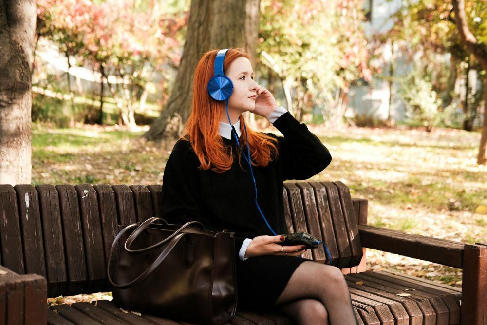 ilustrasi mendengarkan lagu (pexels.com/Beyzaa Yurtkuran)