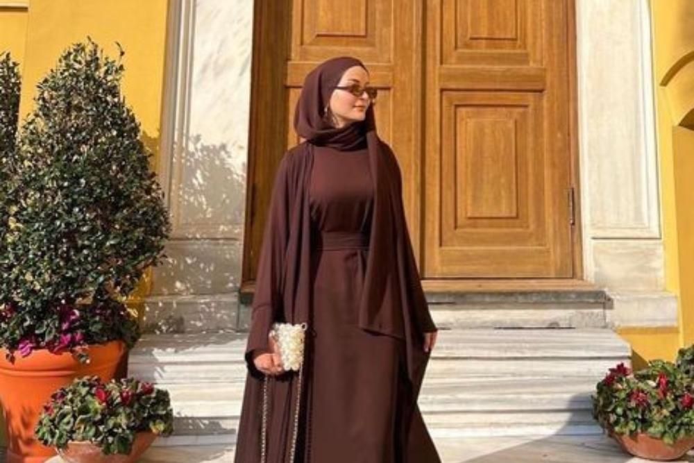 Gamis Cokelat Cocok dengan Jilbab Warna Apa? Cek Kombinasi Manisnya