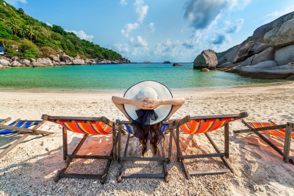 Ilustrasi berjemur di pantai (freepik.com/tawatchai07)