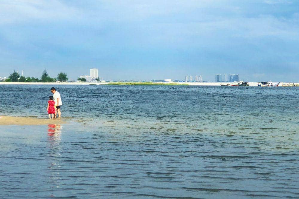 Potret bermain di Pantai Ancol
