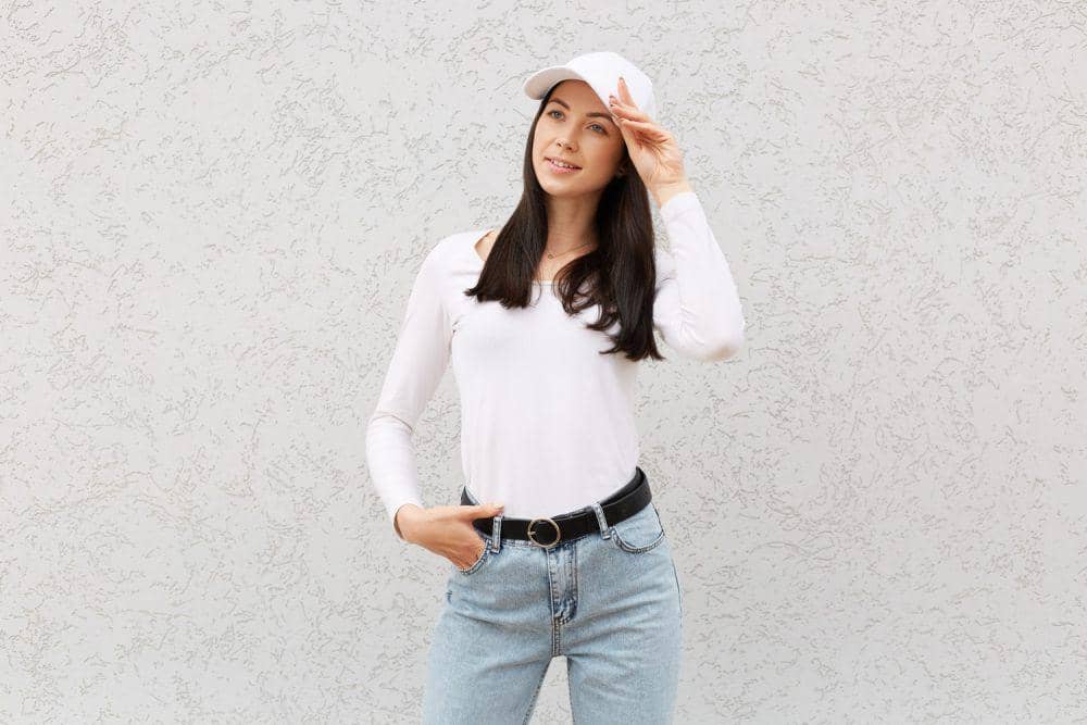 ilustrasi foto seorang wanita sedang berpose. (freepik.com/user18526052)