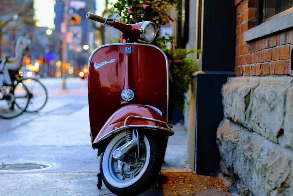 10 Peralatan yang Wajib Dibawa Anak Vespa, Busi Cadang Wajib!