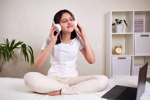 Ilustrasi seorang perempuan menikmati musik di kamar tidur (istockphoto.com/Viktoriya Telminova)